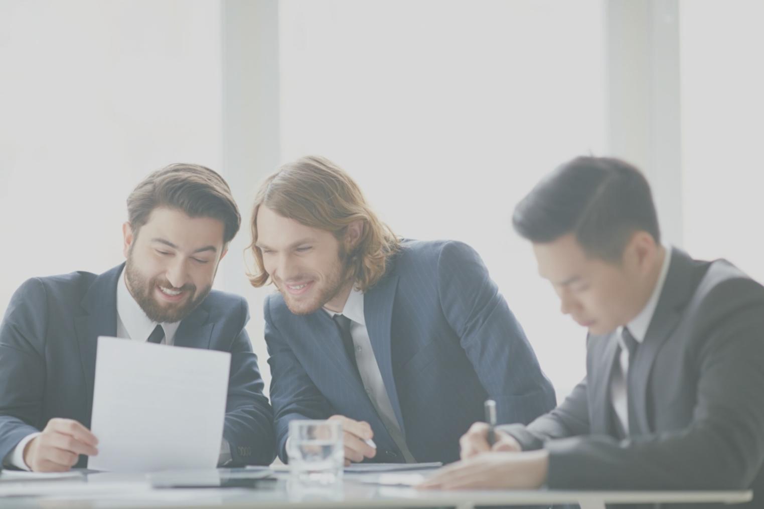 Sesión de formación financiera con documentos y calculadora